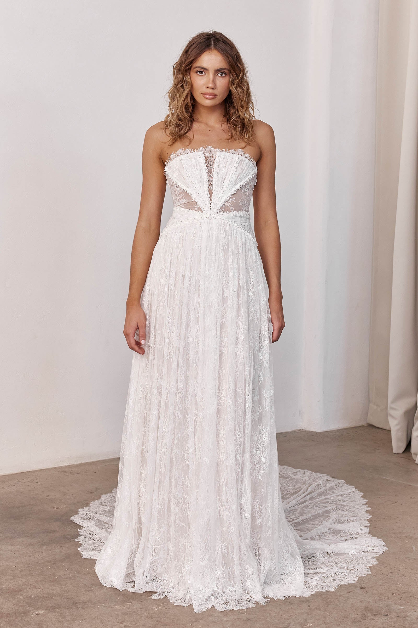 Woman wearing a strapless lace wedding dress_XS_