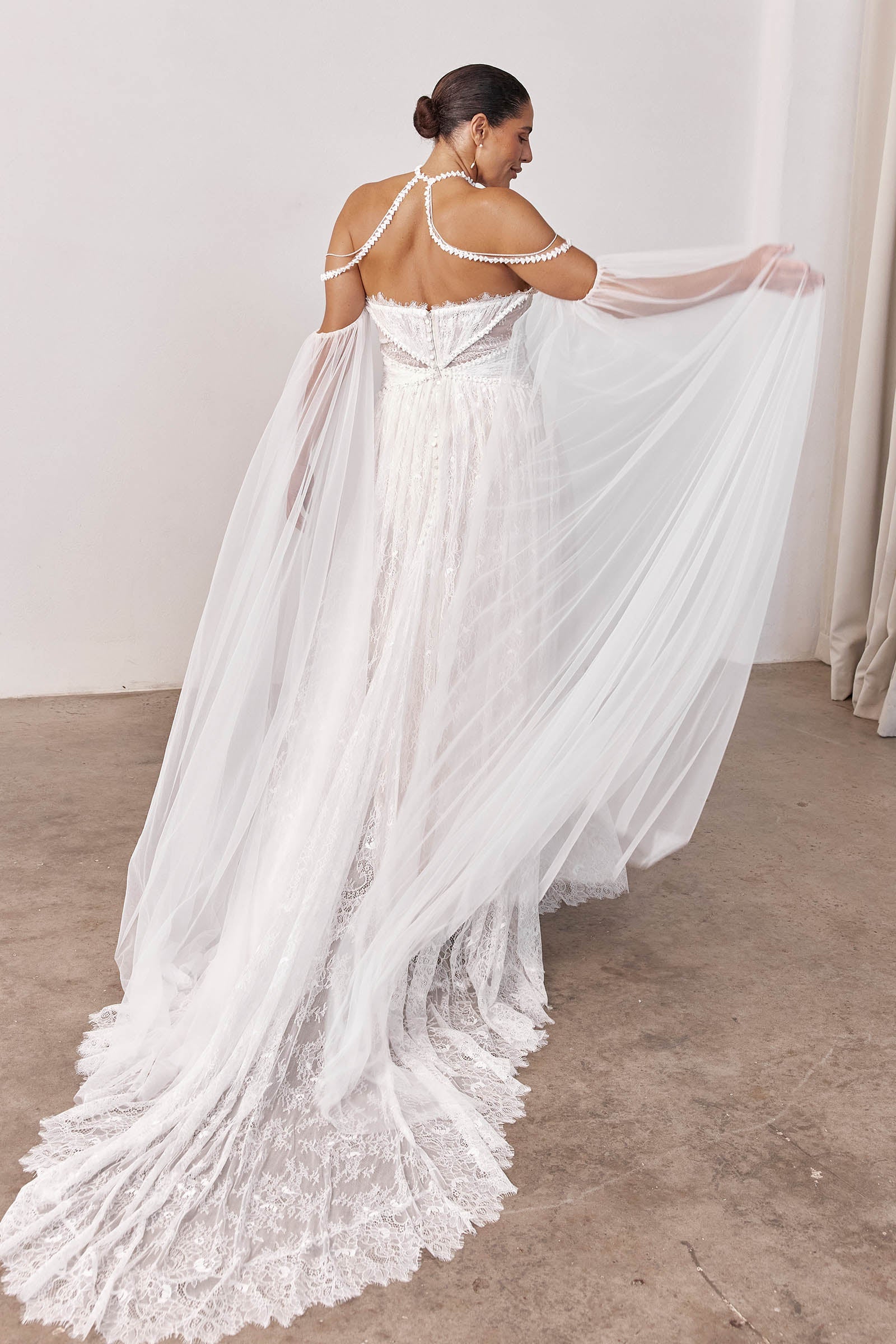 Woman wearing a lace wedding dress_L_