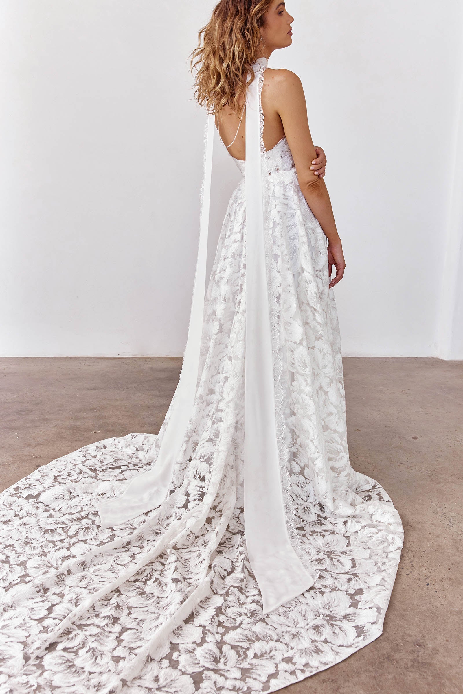 Lace wedding dress with a necktie_XS_