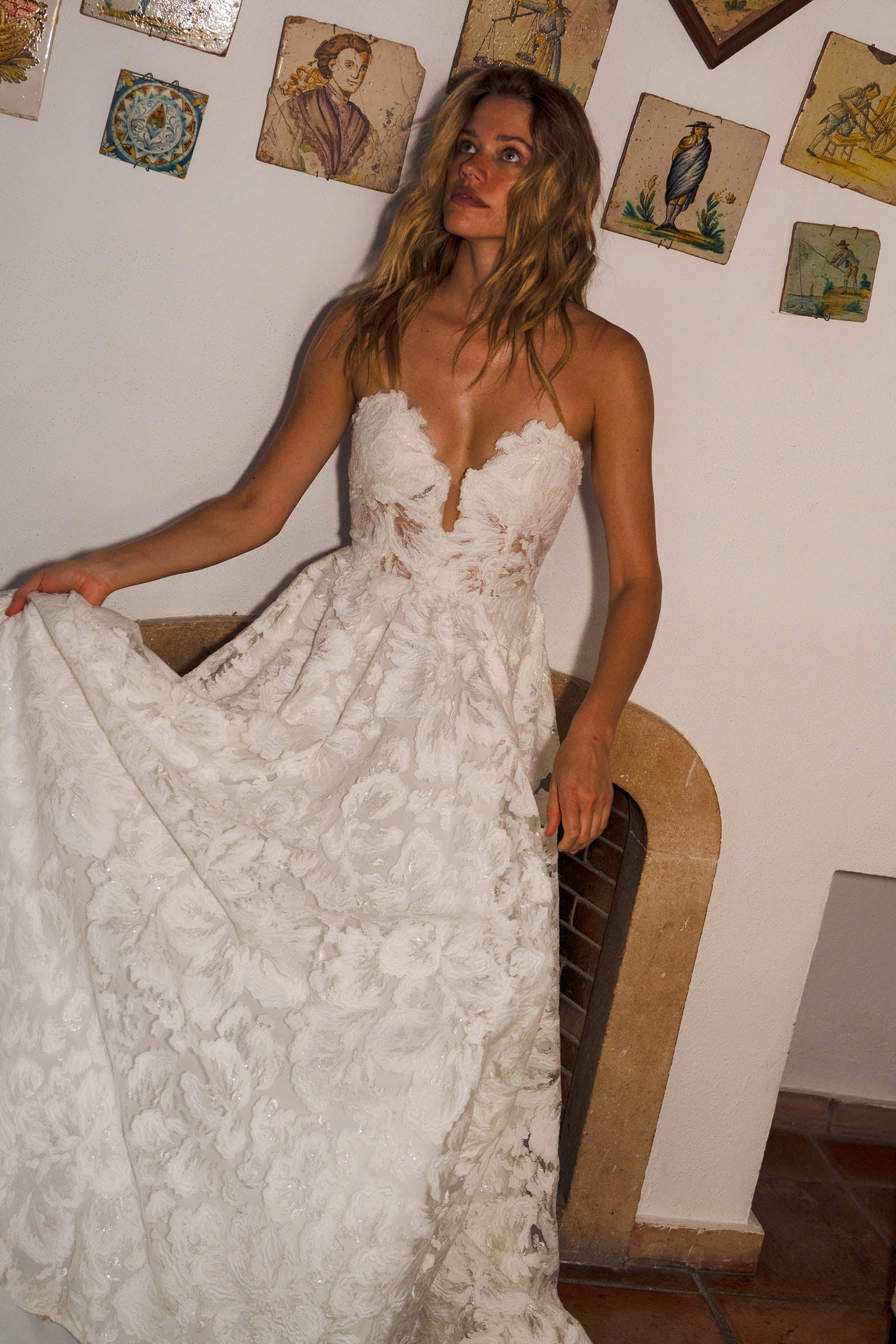 Woman in a strapless lace wedding dress_XS_