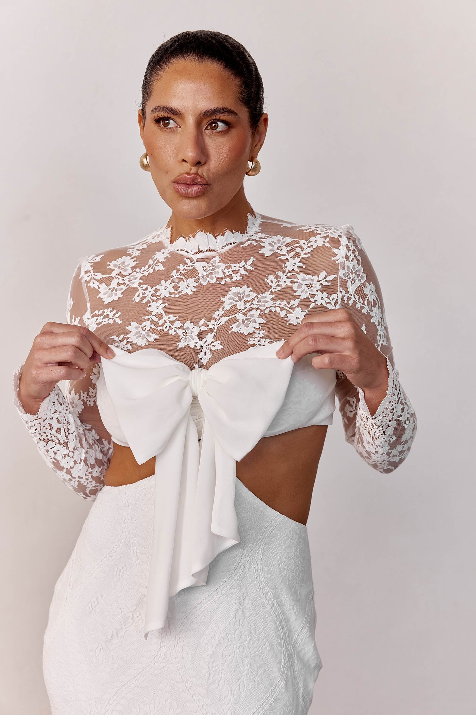 A lace wedding dress with bow detail_L_