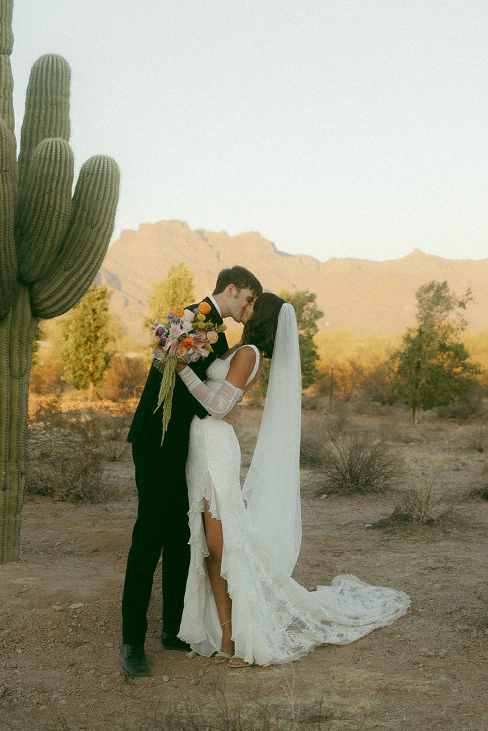 Grace Bride Shayne dans la robe Carmen