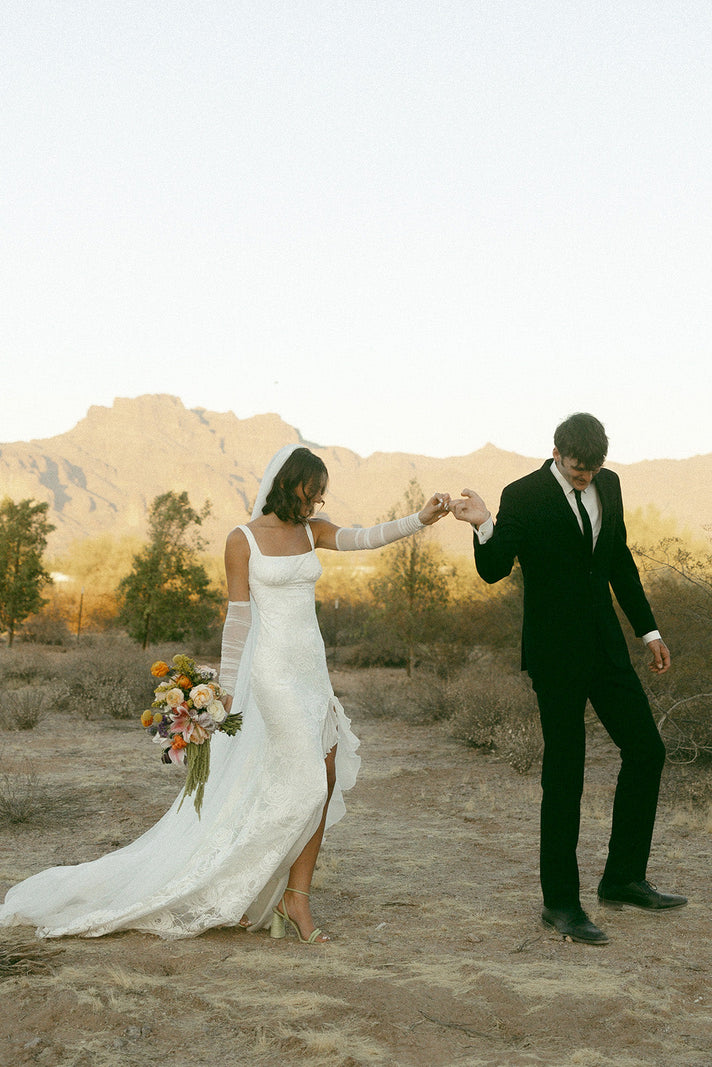 Grace Bride Shayne dans la robe Carmen