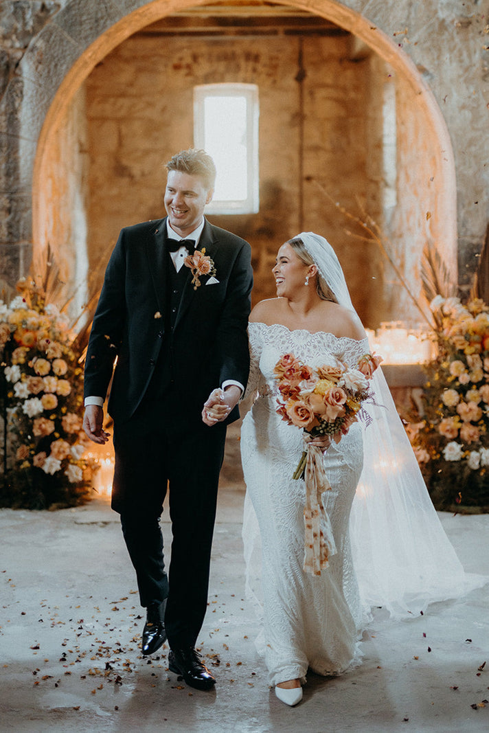 Grace Bride Jasmine dans la robe Nathalia