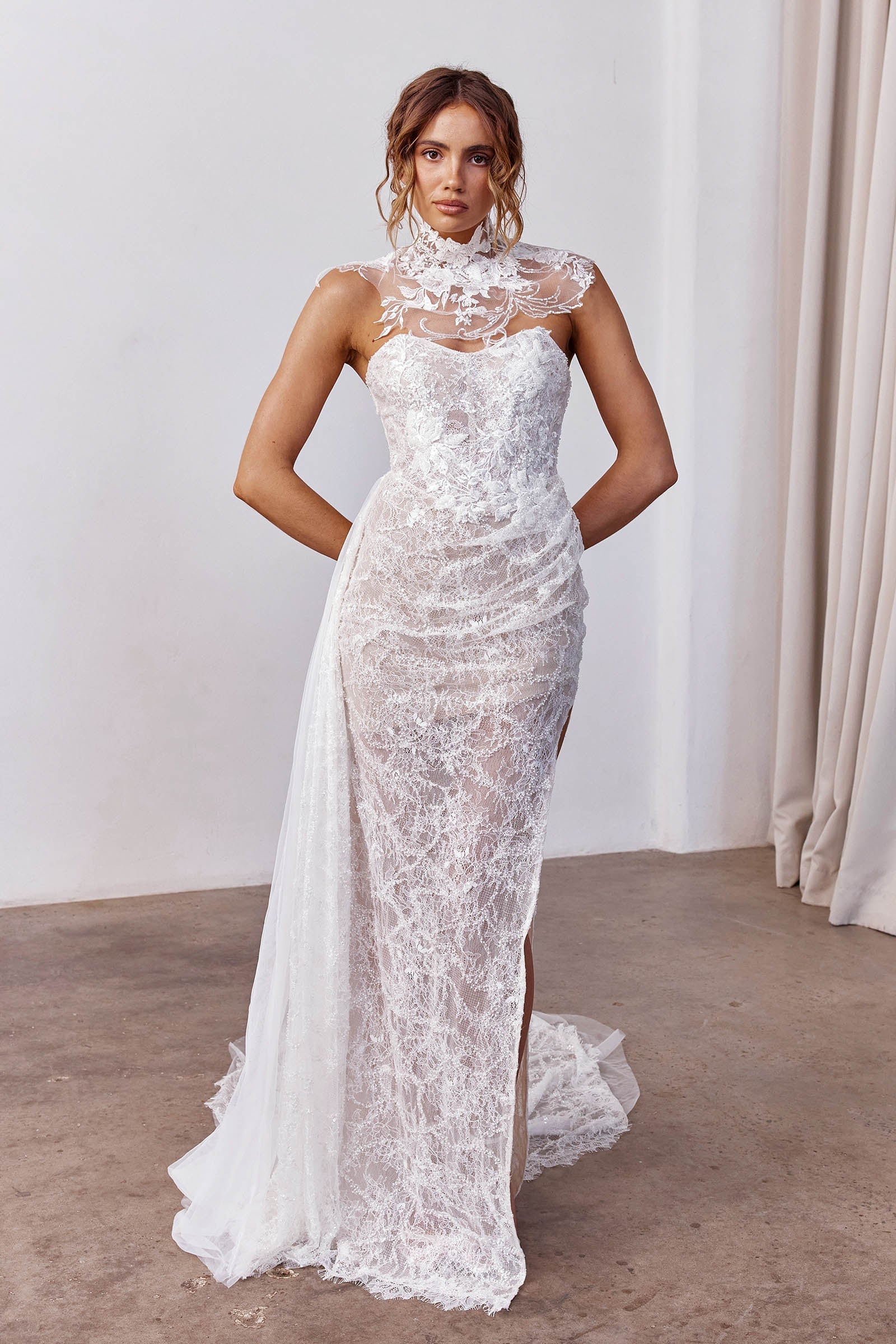 Woman wearing a lace wedding dress with a neckpiece_XS_