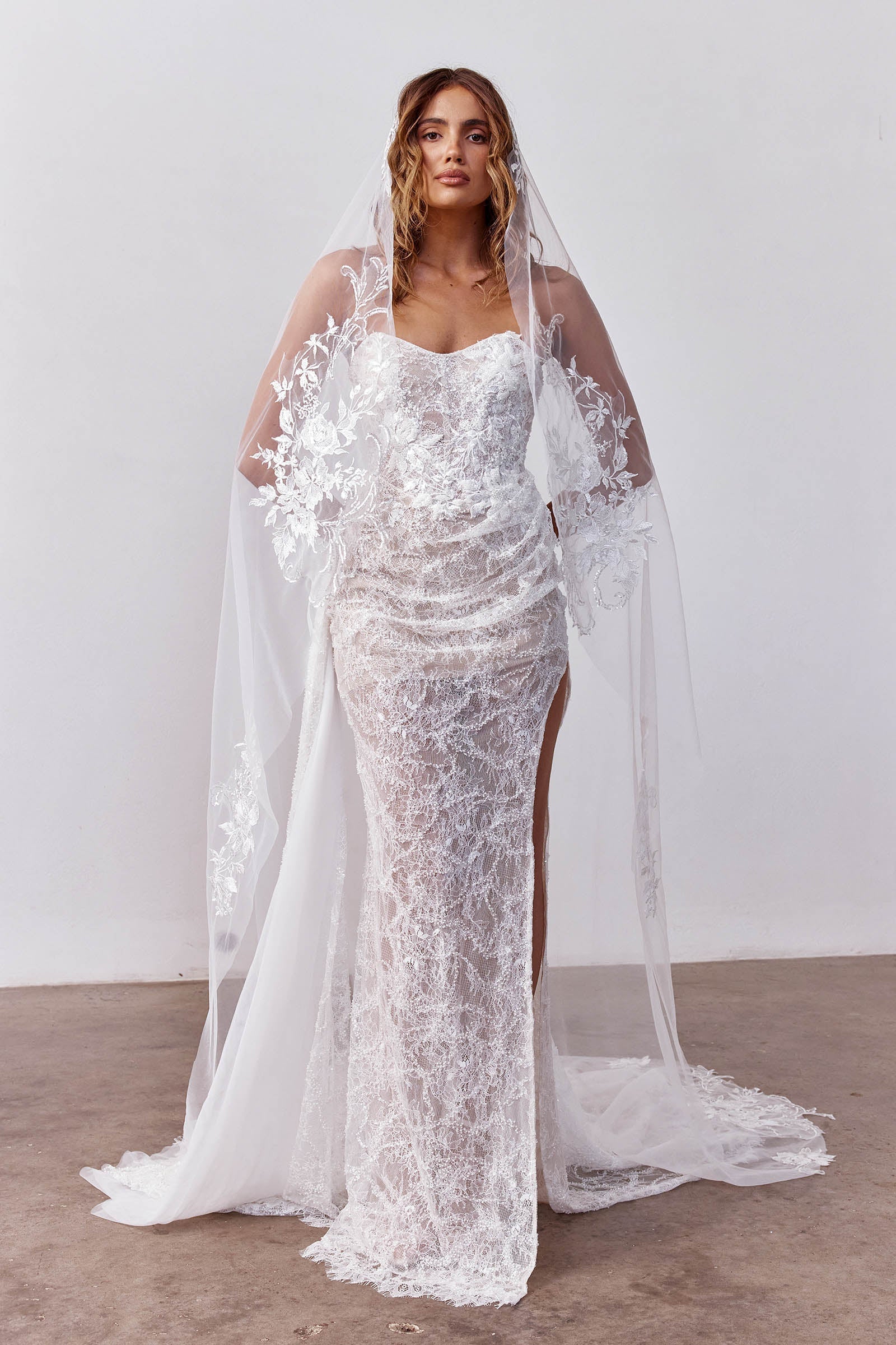 Woman wearing a lace wedding dress and veil_XS_